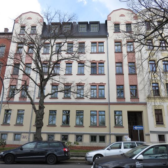 Mietshaus in geschlossener Bebauung mit Vorgarten Orthstraße 16