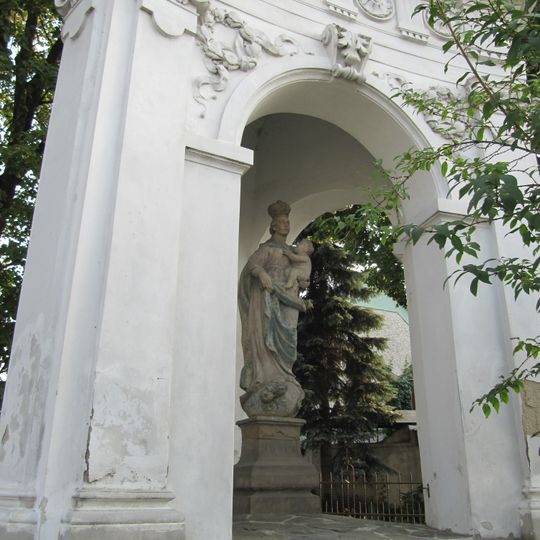 Výklenková kaplička - gloriet se sochou Panny Marie