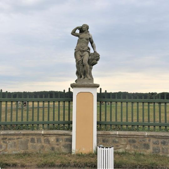Alegorická socha Léto v ohradě zámecké zahrady ve Veltrusech