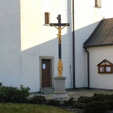 Kříž u kostela v Horní Cerekvi