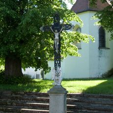 Kříž v Dírné u kostela