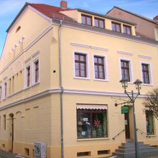 Wohnhaus, Eckhaus zum Markt, hier in geschlossener Bebauung Mittelstraße 19 (Altstadt)