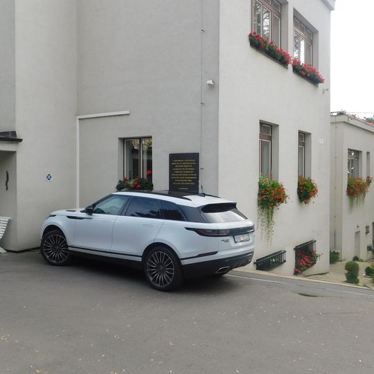 Pamětní deska tajné věznice gestapa na domě Dykova 50/20 na Vinohradech