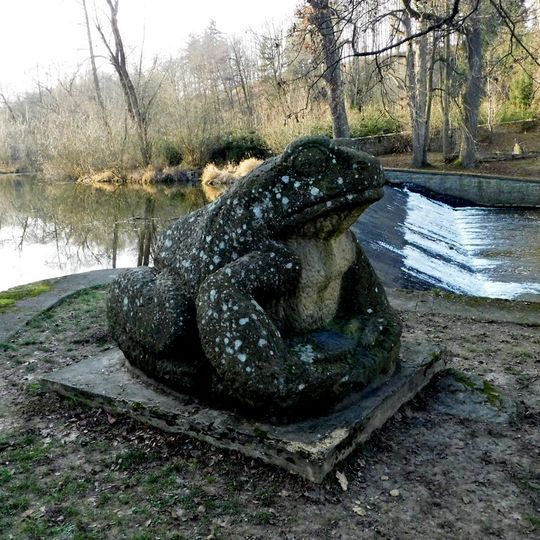 Socha žáby v zámeckém parku ve Vlašimi