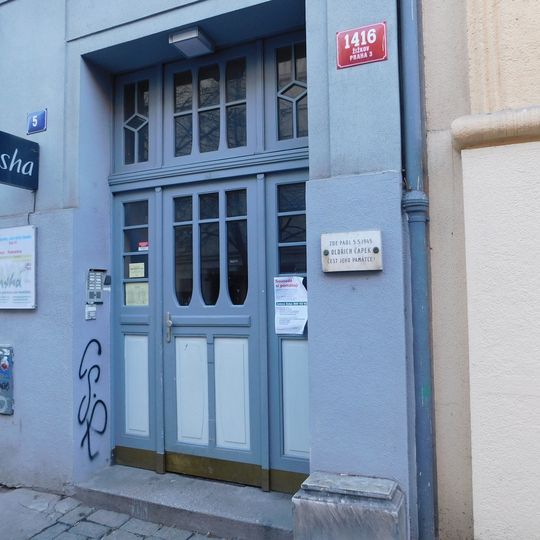 Pamětní deska Oldřicha Čapka na domě Čajkovského 1416/5 na Žižkově