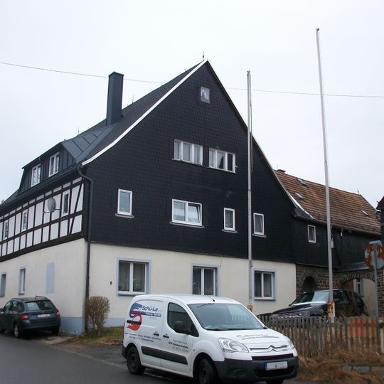 Wohnhaus und daran angebautes Seitengebäude eines Bauernhofes August-Bebel-Straße 8