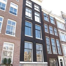 Huis met gevel onder rechte lijst