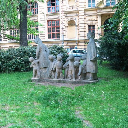 Sousoší Školka v Tyršových sadech v Jablonci nad Nisou