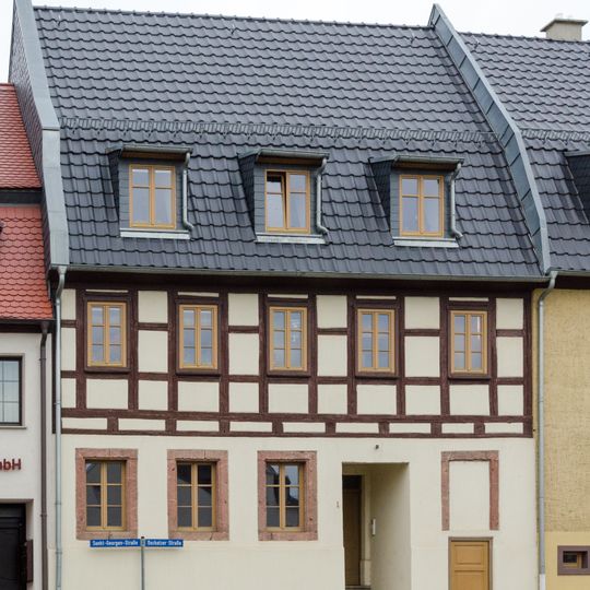 Wohnhaus in geschlossener Bebauung Oschatzer Straße 1