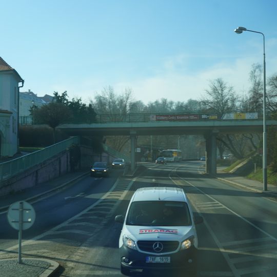 Most ulice Latrán přes Chvalšinskou ulici