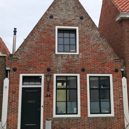 Herbouwd pand onder zadeldak met zes- en negenruitsvensters