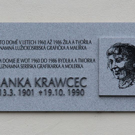 Pamětní deska Hanky Krawcec na domě 471 na náměstí Edvarda Beneše ve Varnsdorfu