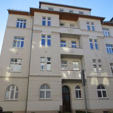 Mietshaus in ehemals geschlossener Bebauung mit Vorgarten Theodor-Lessing-Straße 11