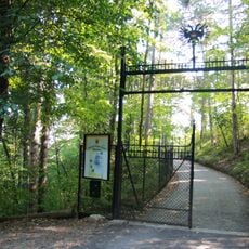 Zufahrtsportal und Gitterzaun Franz-Josef-Museum