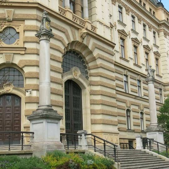 Sloupy se sochami lvů před Krajským soudem v Brně