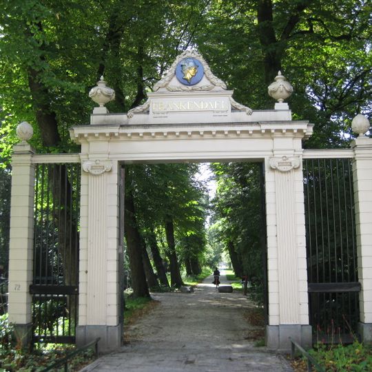 Toegangspoort op bakstenen dam