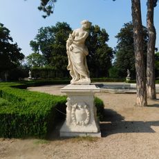 Socha Pomony v zámeckém parku ve Slavkově