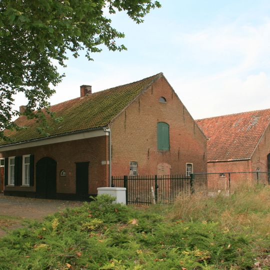 Woonhuis met stal, gebouwd in Ambachtelijk-traditionele vormen
