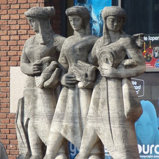 Drie staande figuren