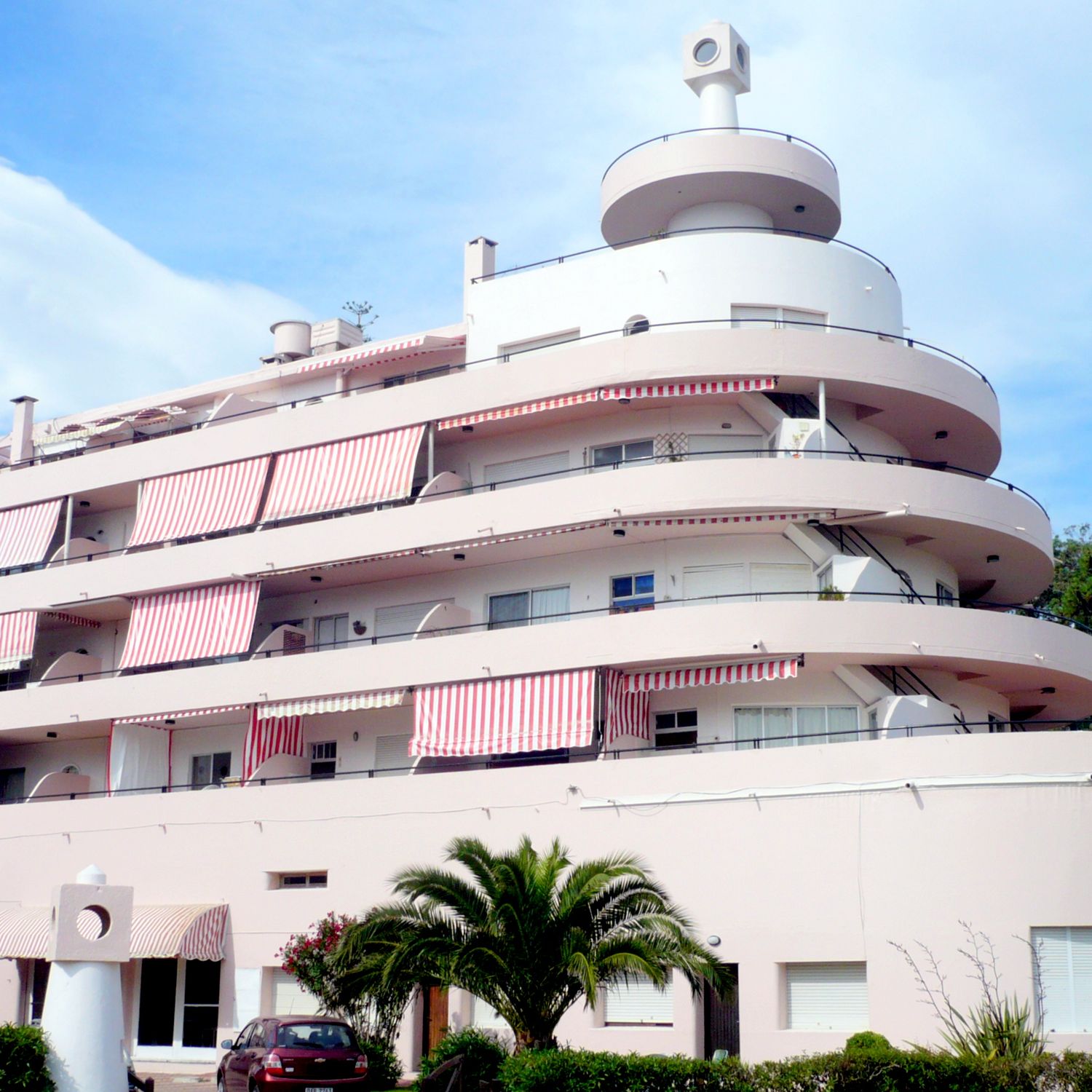 Edificio el Planeta - Art Deco building in Atlántida, Uruguay