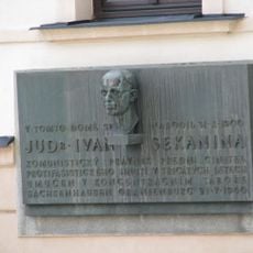 Pamětní deska Ivana Sekaniny na domě Vratislavovo náměstí 119 v Novém Městě na Moravě