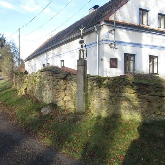 Kříž v Dolním Valdorfu na rozcestí