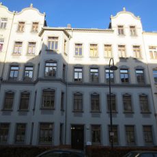 Mietshaus in geschlossener Bebauung mit Vorgarten Theodor-Lessing-Straße 18