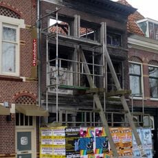 Pand met lijstgevel, gepleisterd, met onderpui