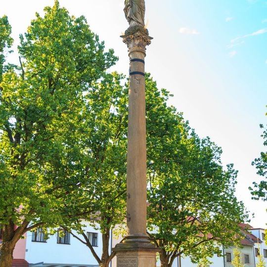 Sloup se sochou Panny Marie v Horním Jelení na náměstí Komenského