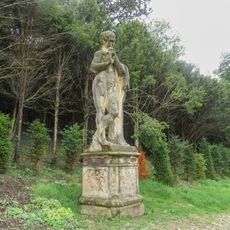Socha hocha ve Valticích v zámeckém parku (2)