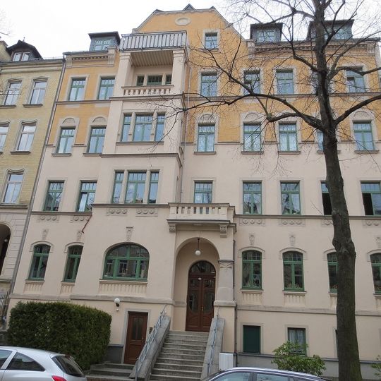 Mietshaus in geschlossener Bebauung mit Vorgarten; Eulitzstraße 26