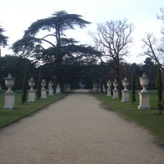 Ornaments lining avenue to rear of Chiswick House