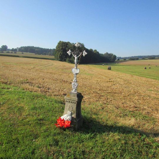 Kříž jižně od Chválova u silnice do Řemenova