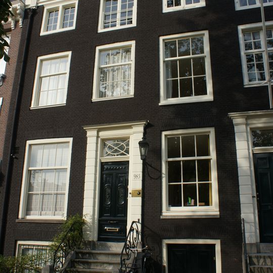 Huis onder dwars dak met gevel onder rechte lijst met consoles, evenals de deuromlijsting