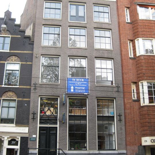 Pand met gevel onder rechte triglyfenlijst