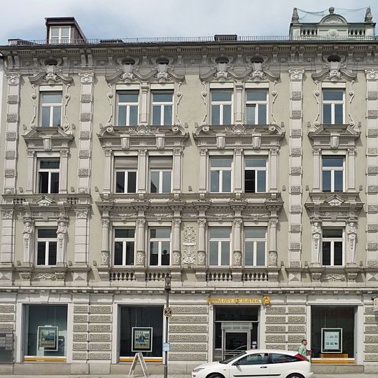 Fassade eines Wohn- und Geschäftshauses