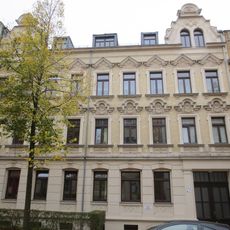 Mietshaus in geschlossener Bebauung mit Vorgarten Gustav-Adolf-Straße 2