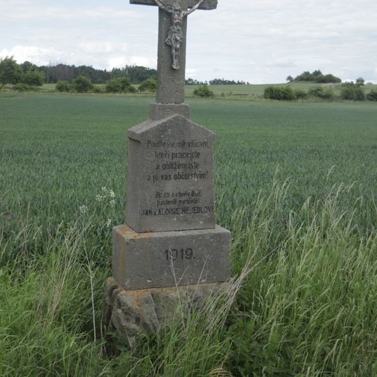 Kříž u cesty západně od Budišova