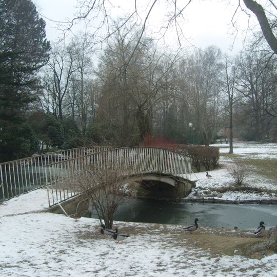 Parkanlage mit Gehölzbestand, Wegesystem, Teich, drei Brücken und VVN-Denkmal für Widerstandskämpfer Goethestraße -