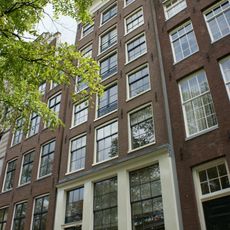 Pand met gevel onder rechte lijst