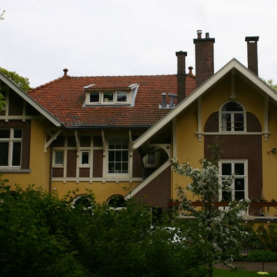 Vrijstaande villa, gebouwd in chaletstijl als dienstwoning voor de opzichter van de gemeentelijke plantsoenendienst