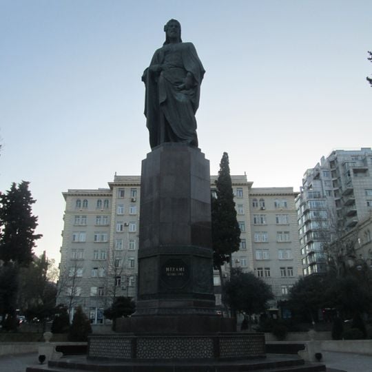 Monument de Nizami Ganjavi à Bakou