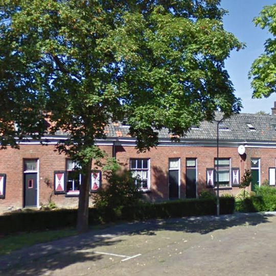 Woonblok van negen dienstwoningen voor personeel van de Stoomtram Maatschappij Breskens-Maldeghem