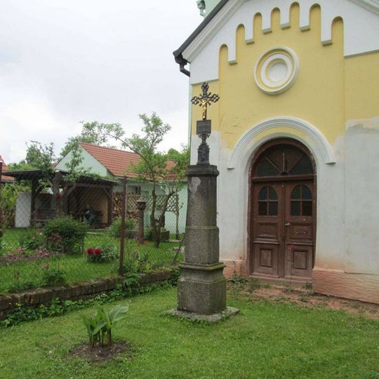 Kříž u kaple v Hodětíně