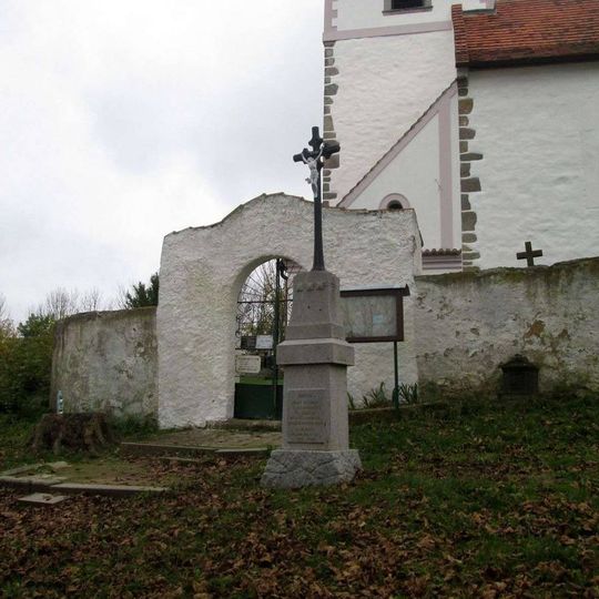 Kříž v Řesanicích u kostela