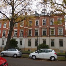 Doppelmietshaus in offener Bebauung mit Vorgarten Henriettenstraße 2; 4