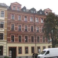 Mietshaus in geschlossener Bebauung mit Vorgarten Müllerstraße 15