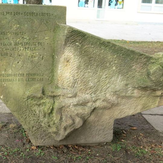 Kamenná plastika u školy Generála Klapálka v Mikovicích