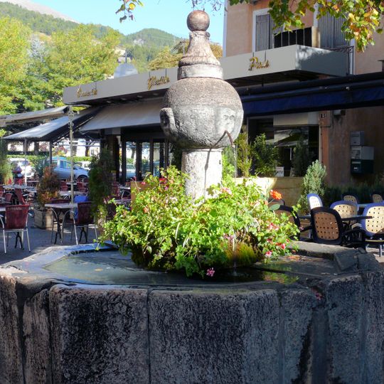 Fontaine, place Saint-Marcellin