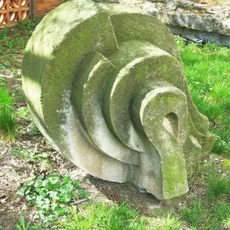 Kamenná plastika Šnek u školky v Jižní ulici v České Lípě